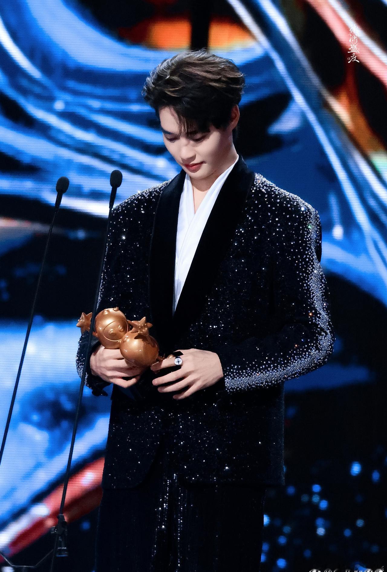 感谢浙江卫视的邀请，期待柯淳跨年夜给海底世界带来不一样的表演@赵柯淳