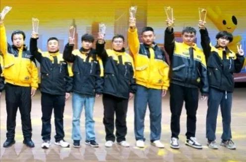 在立冬的好时节，美丽的武汉，有一个为骑手举行的颁奖典礼！那就是先锋骑手颁奖典。