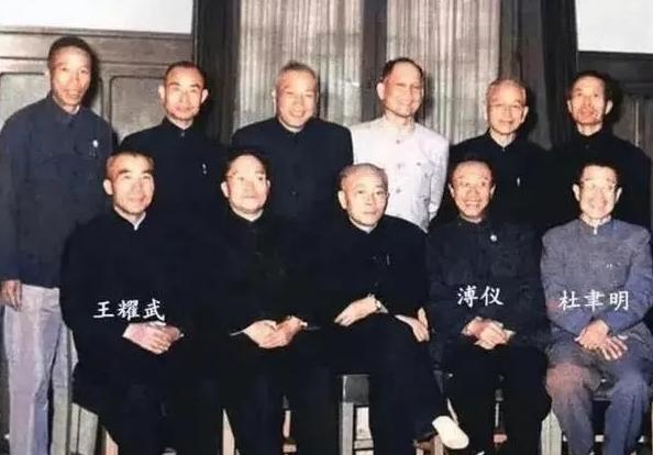 1958年的时候，杜聿明问大夫，治他的病得花多少钱？大夫跟他开玩笑：“不多，就俩