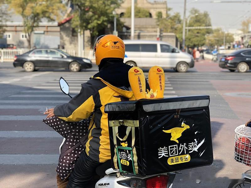 现在很多人找不到合适的工作，但又不能在家躺着，就只能打些零工，被美化成‘’灵活就