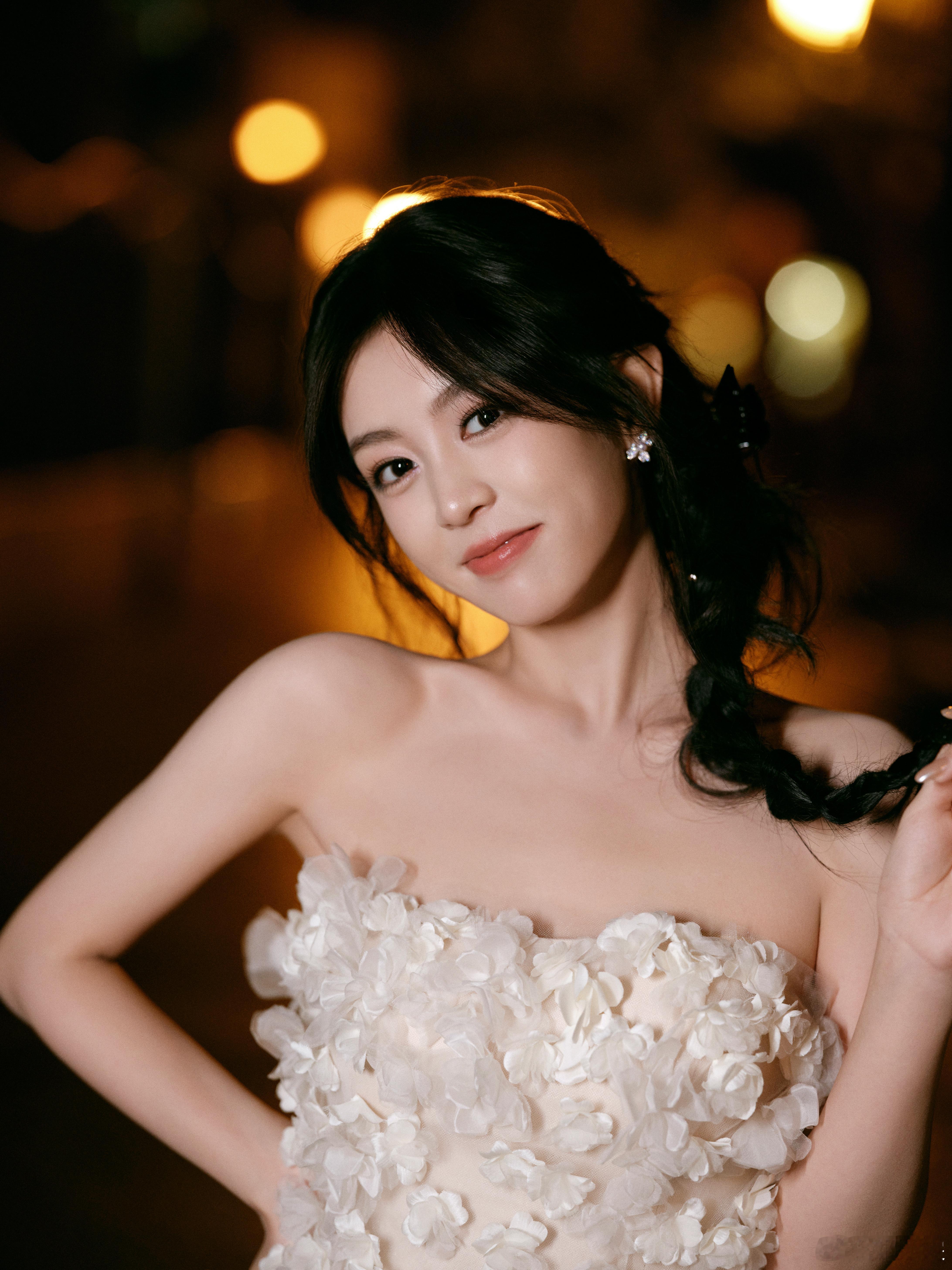 郜思雯 华灯初上，白裙摇曳，是揉进晚风里的温柔与惊艳💫。唐朝诡事录之长安