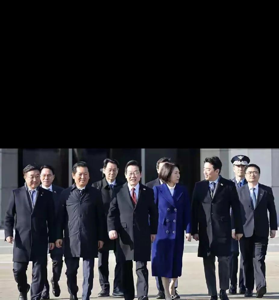 东北亚这两天冰火两重天，韩国日本的处境简直是天差地别！
 
李在明的北京之行太值