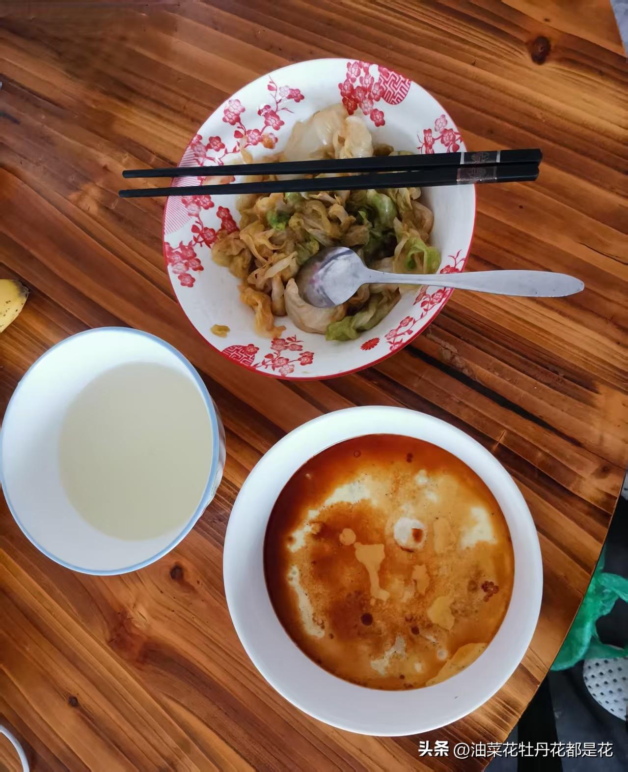 国庆节不能回家，也没人做饭了，石先生也回家过节了。
中午不饿也得吃饭，两个鸡蛋一
