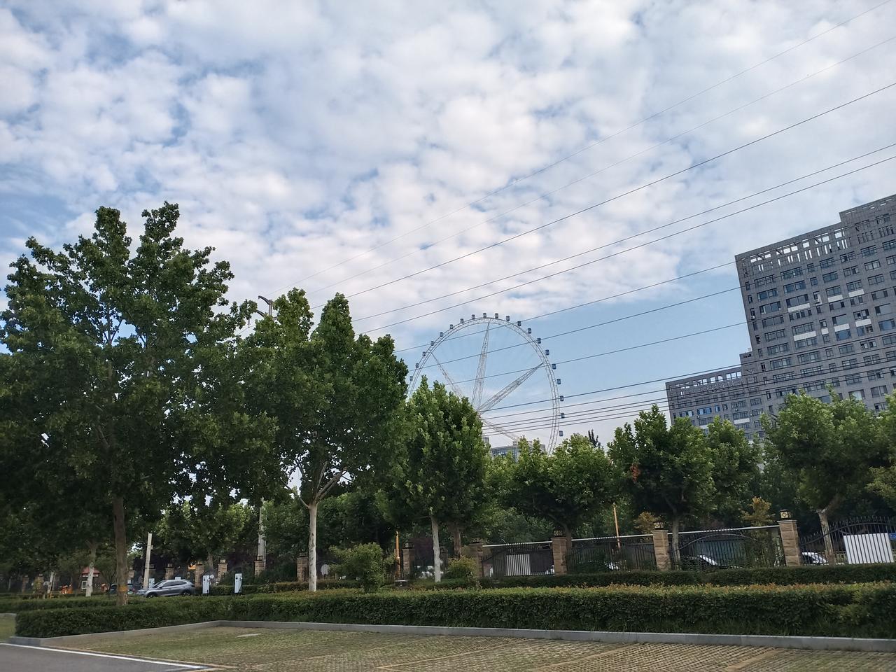 觉知生命中的温暖。唯有内心安静，哪怕只是一首歌、路边一朵花、天边一片云，都能让人