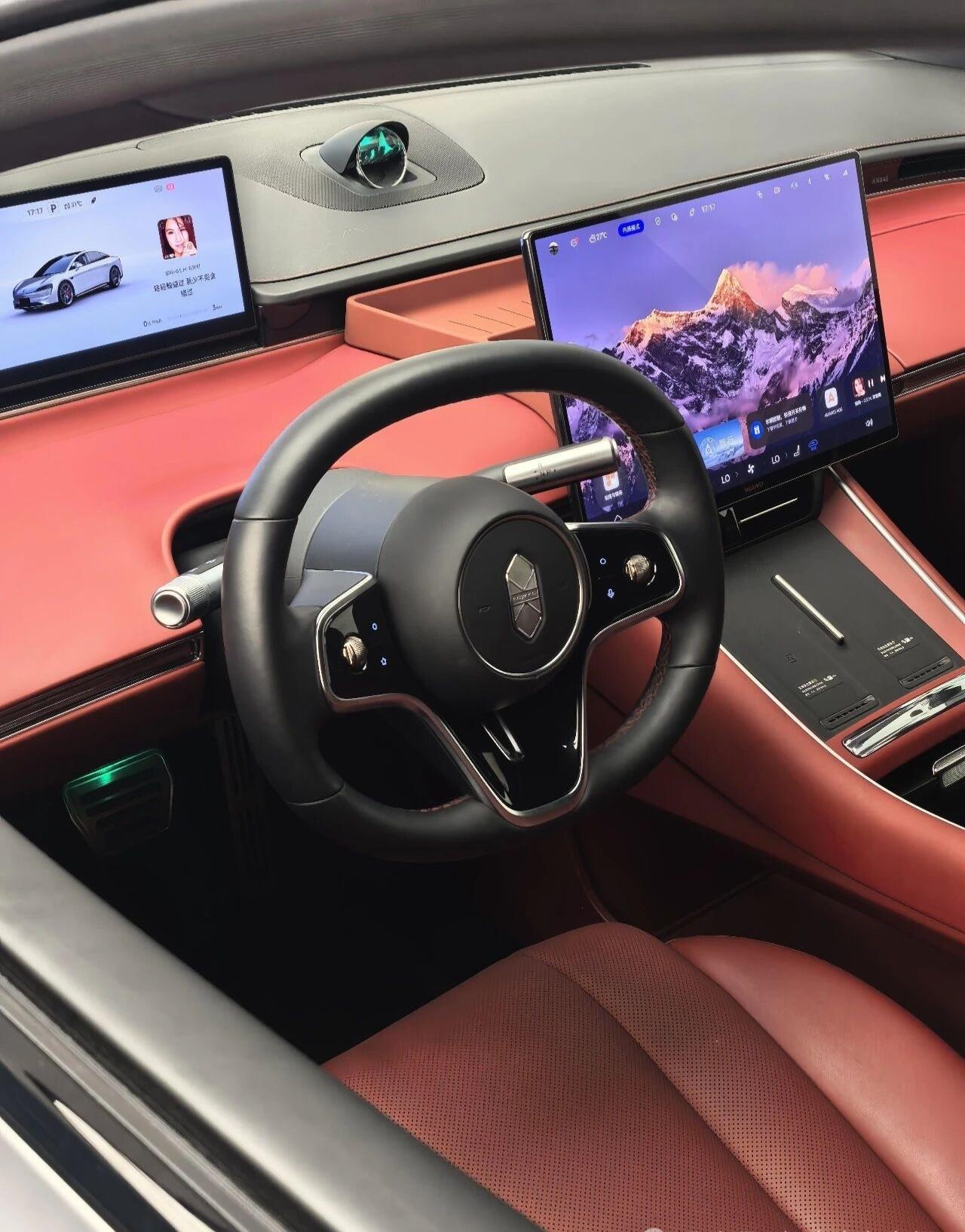 26 款智界 S7 外观采用封闭式前脸搭配贯穿式 LED 灯带泪眼大灯辨识度高车