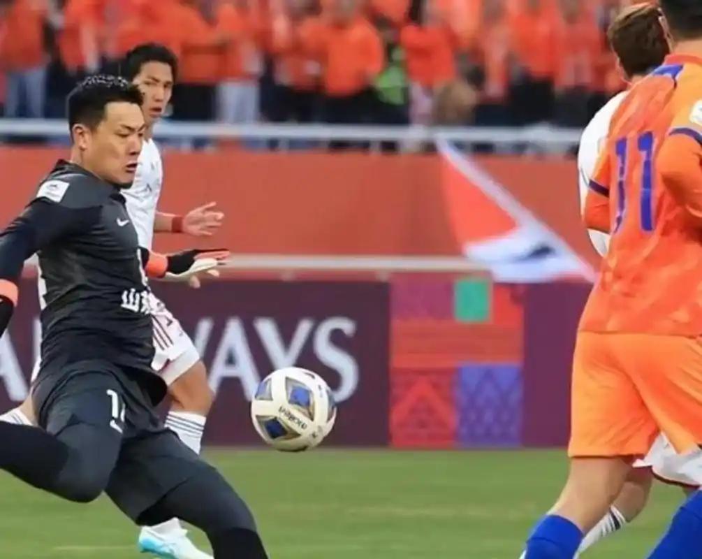 上赛季那两场确实太离谱了，一个6:1一个6:0，简直就是互相往死里揍啊。这赛季估