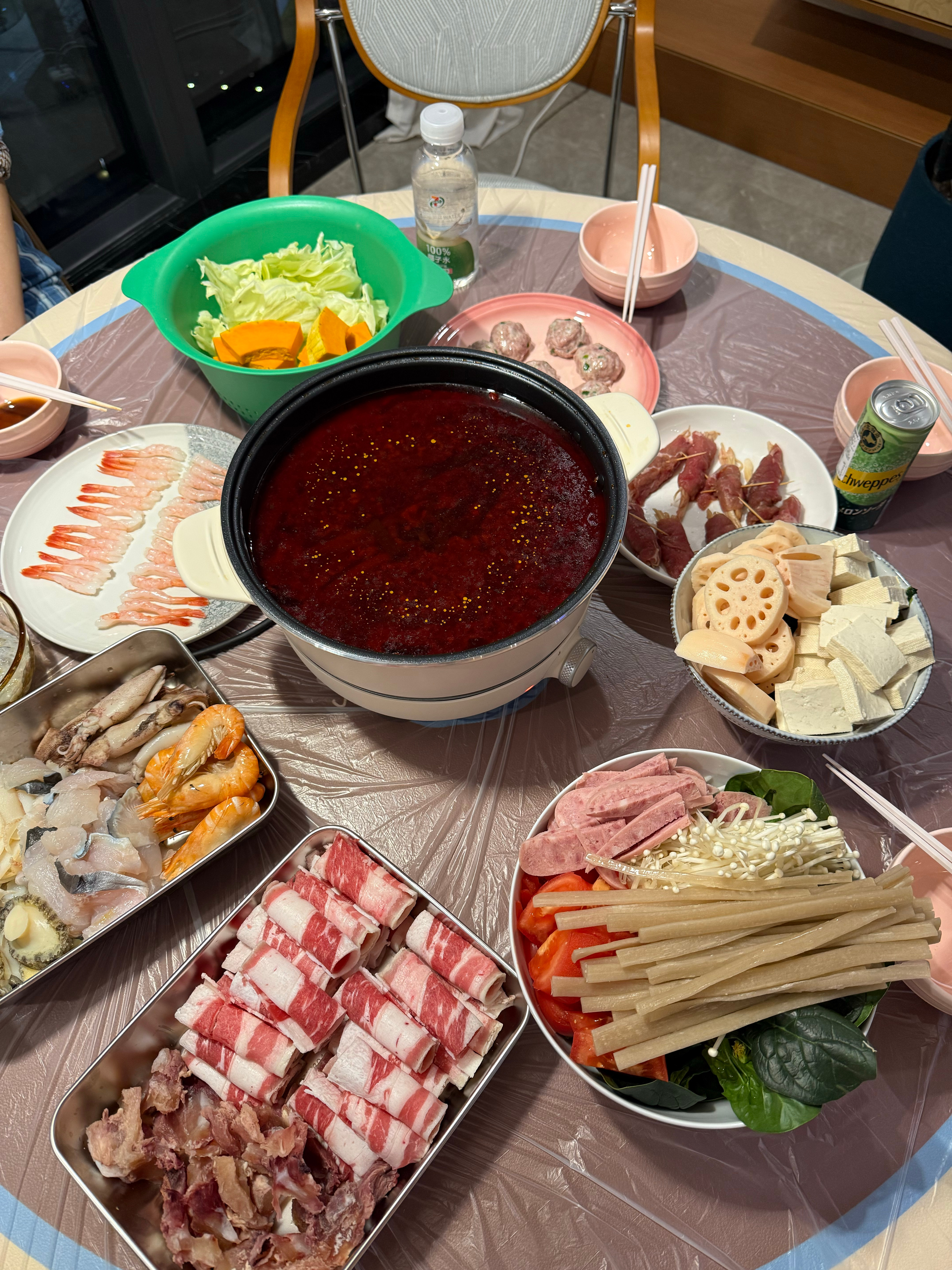 朋友们，我给你们说，我们家吃火锅有好专业，我妹专门去火锅店打了一碗地沟油回来放在