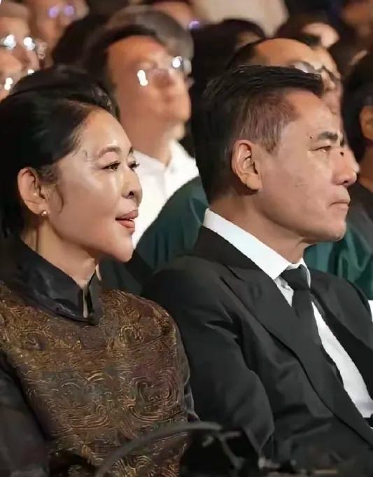 老戏骨陈宝国素来给人以敬业、低调、专情的印象，是位德艺双馨的实力派演员。
样貌出