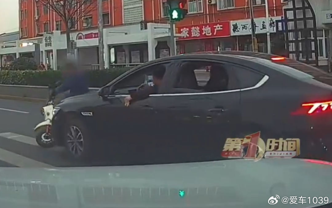 【爱车安全贴士 女司机停车礼让行人，被另一司机粗鲁“问候”，下一秒意外发生…】礼