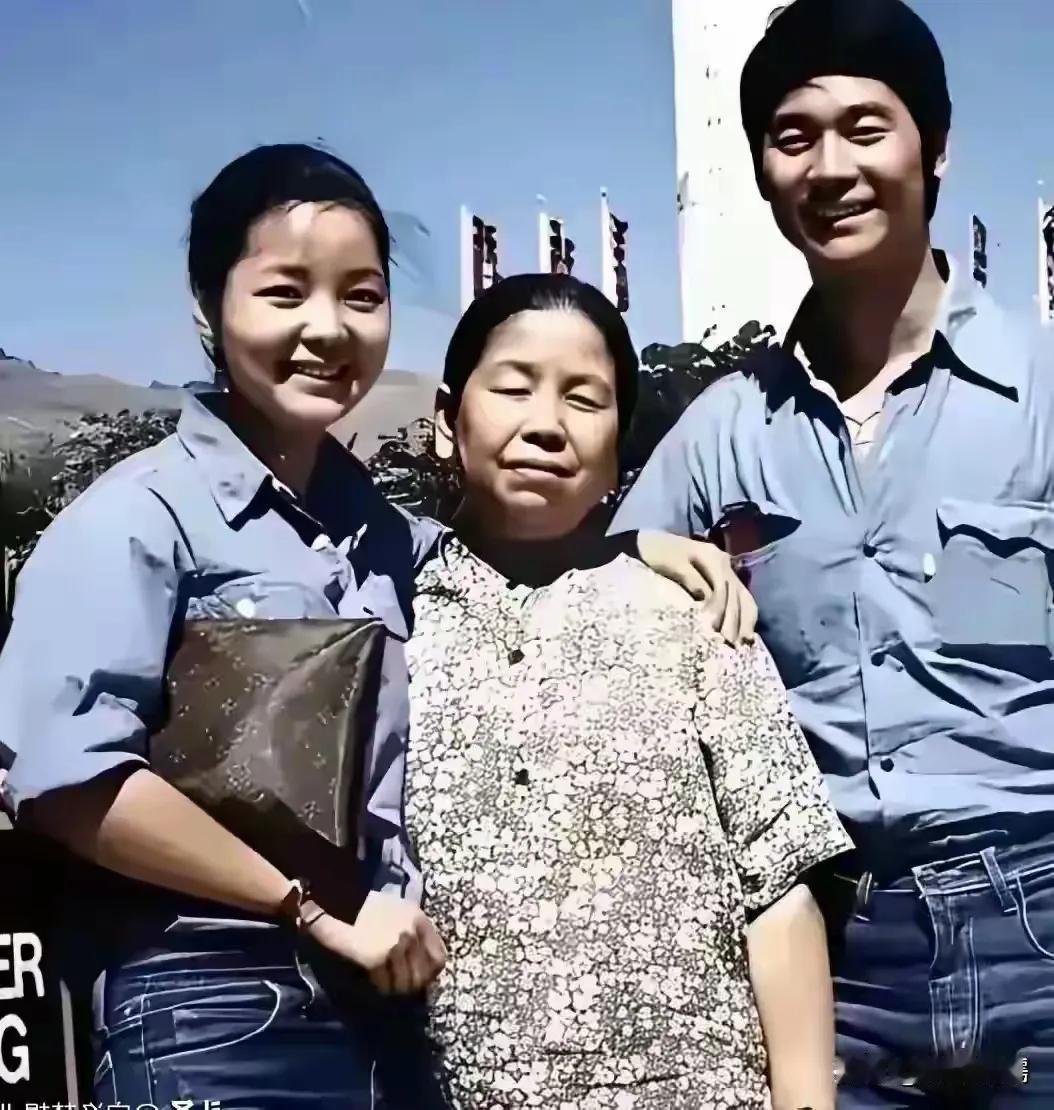 1978年25岁的她与母亲的合影，知道她是谁吗？
