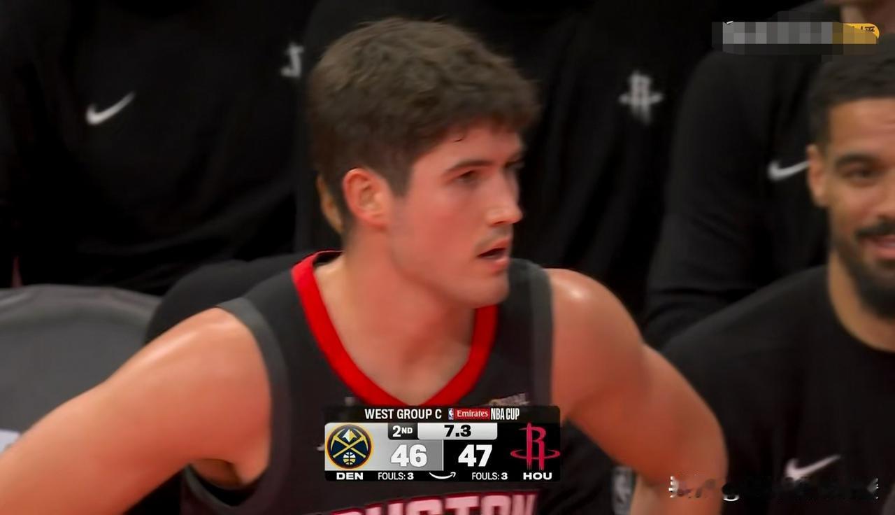 火箭超级新星谢波德日后必成超级巨星！在今天火箭主场迎战掘金的比赛中，目前双方半场