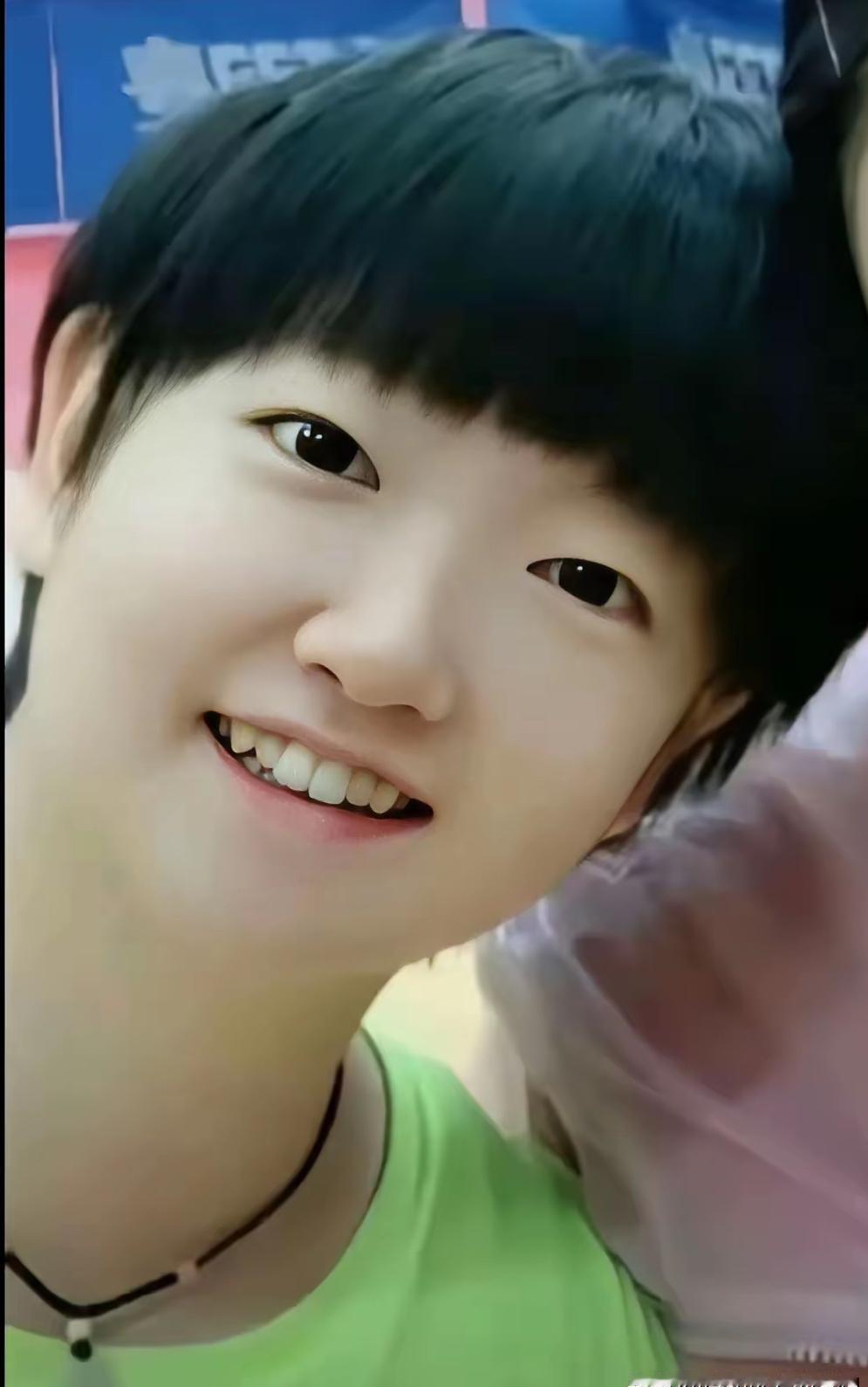 被“幼莎”这张照片萌翻了！

圆嘟嘟胖乎乎的脸，
又大又圆的一双葡萄眼，
一笑露