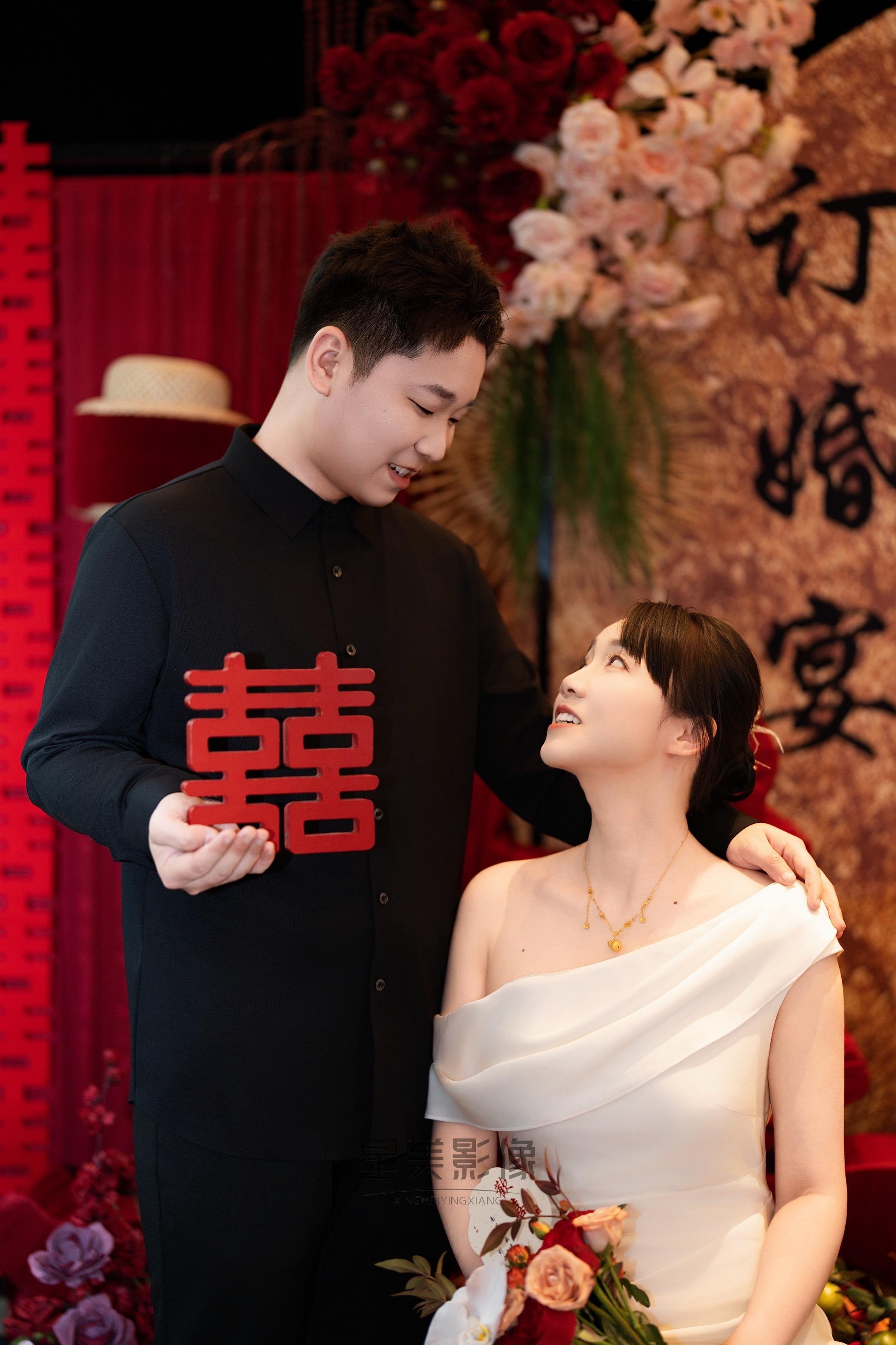 商洛订婚跟拍｜这样拍新中式订婚超出片！。新中式订婚宴客片分享✅ 红背景...
