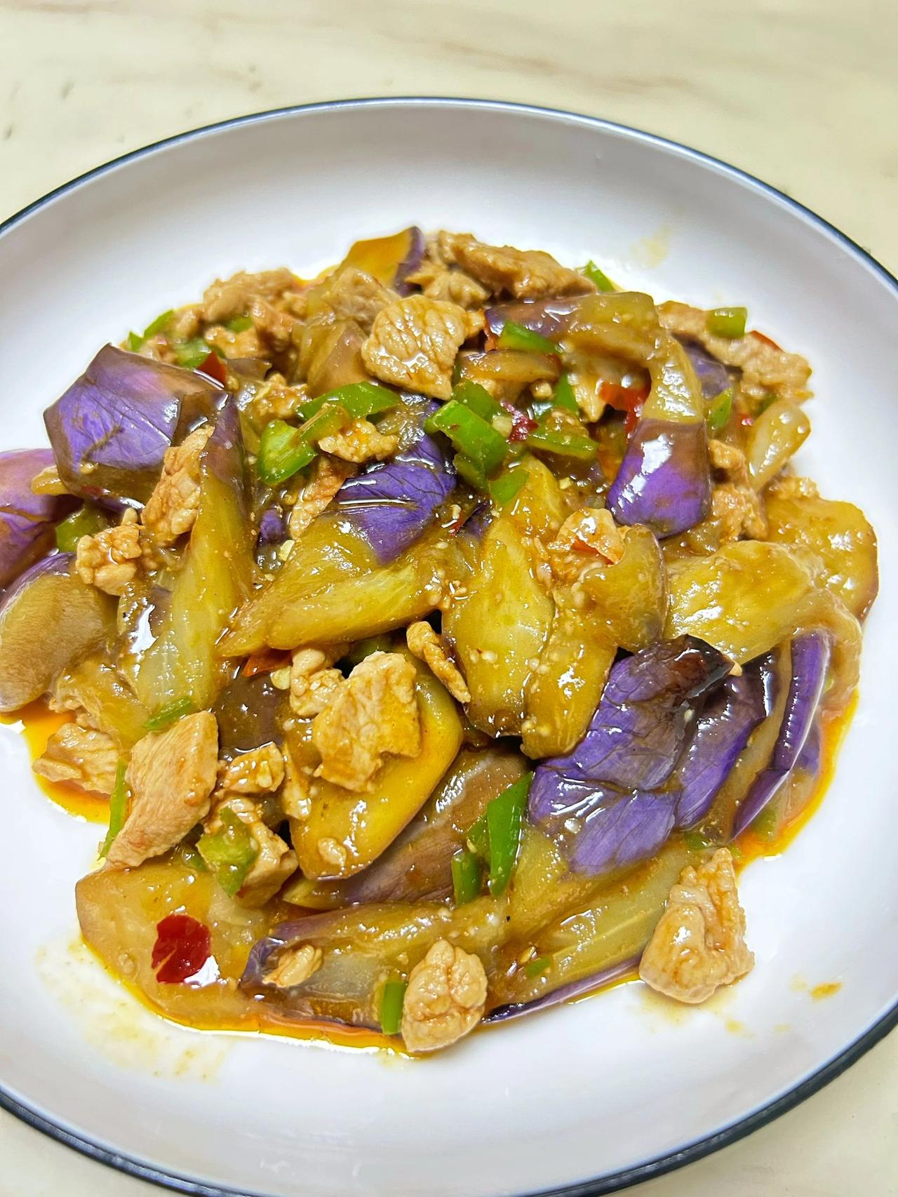 超级无敌好吃的红烧茄子，做法简单小白也会

茄子这样做真的太好吃了

1.茄子不