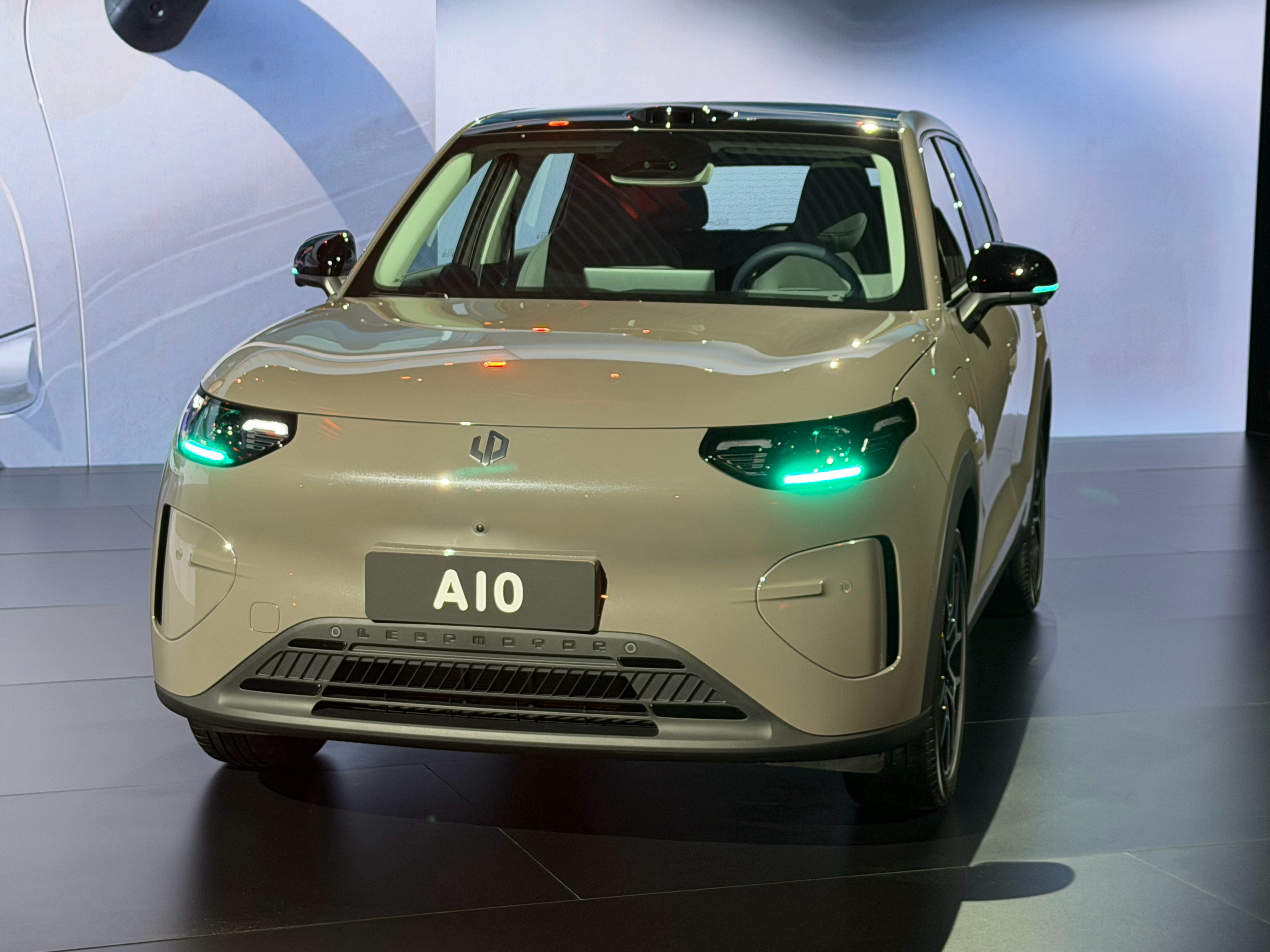 零跑A10发布会第一排！实车就在眼前，智驾小蓝灯亮起来也太酷了吧真的不敢信：不到