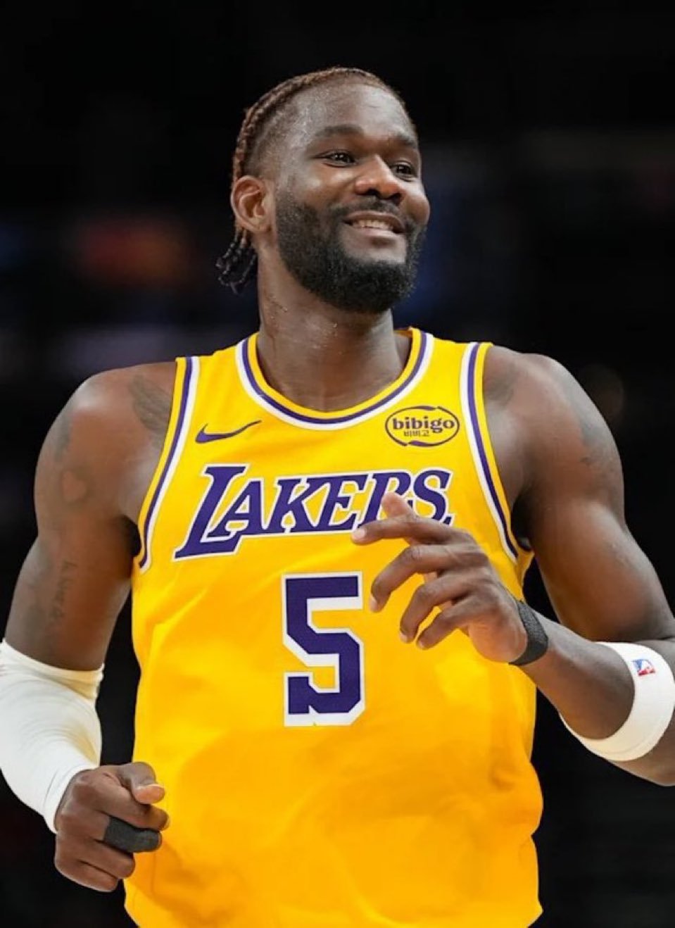 屋漏偏逢连夜雨艾顿今天也打不了，湖人缺少后场双枪东契奇、里夫斯，以及两位中锋艾顿