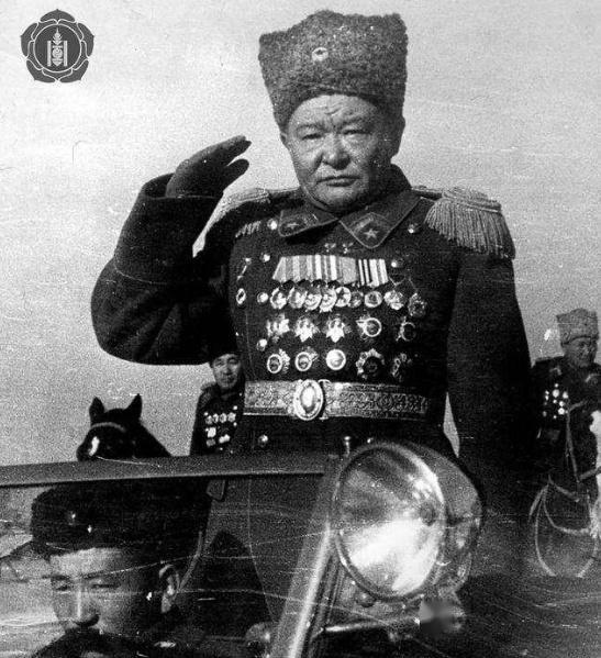 1938年，苏联以残忍的方式处决了2万余名外蒙古高官显贵，其中包括蒙古王后吉尼皮