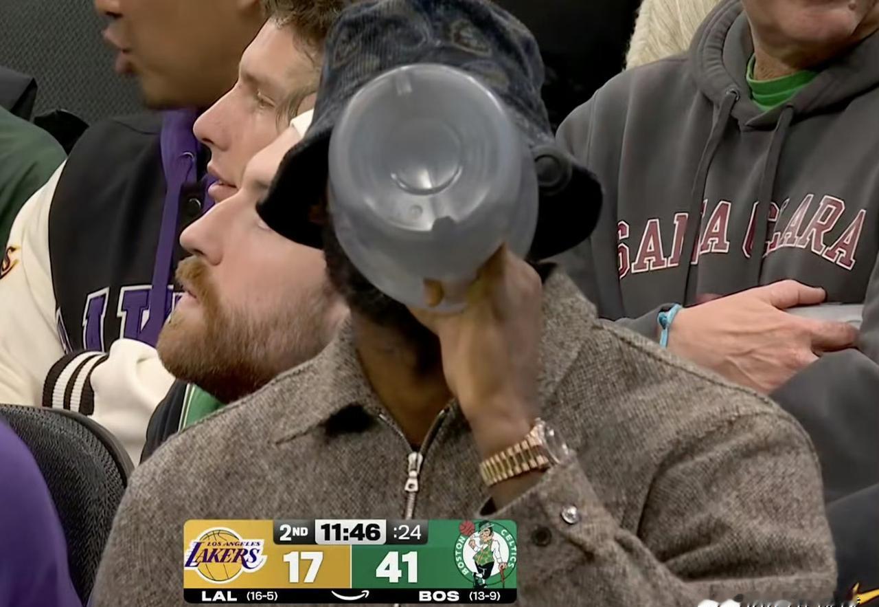 看见老詹场边低头喝水那画面没？
水杯举起来。
眼神飘向记分牌。
又默默放下。
那