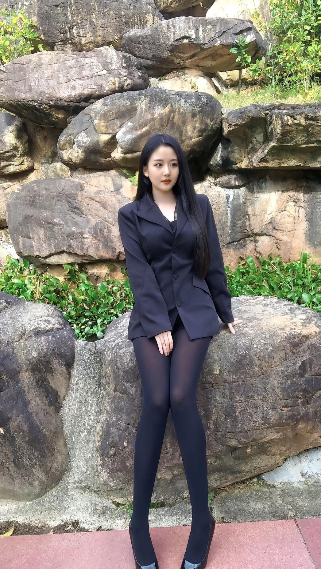 优雅黑西装，自信站岩石，职场女性风范！