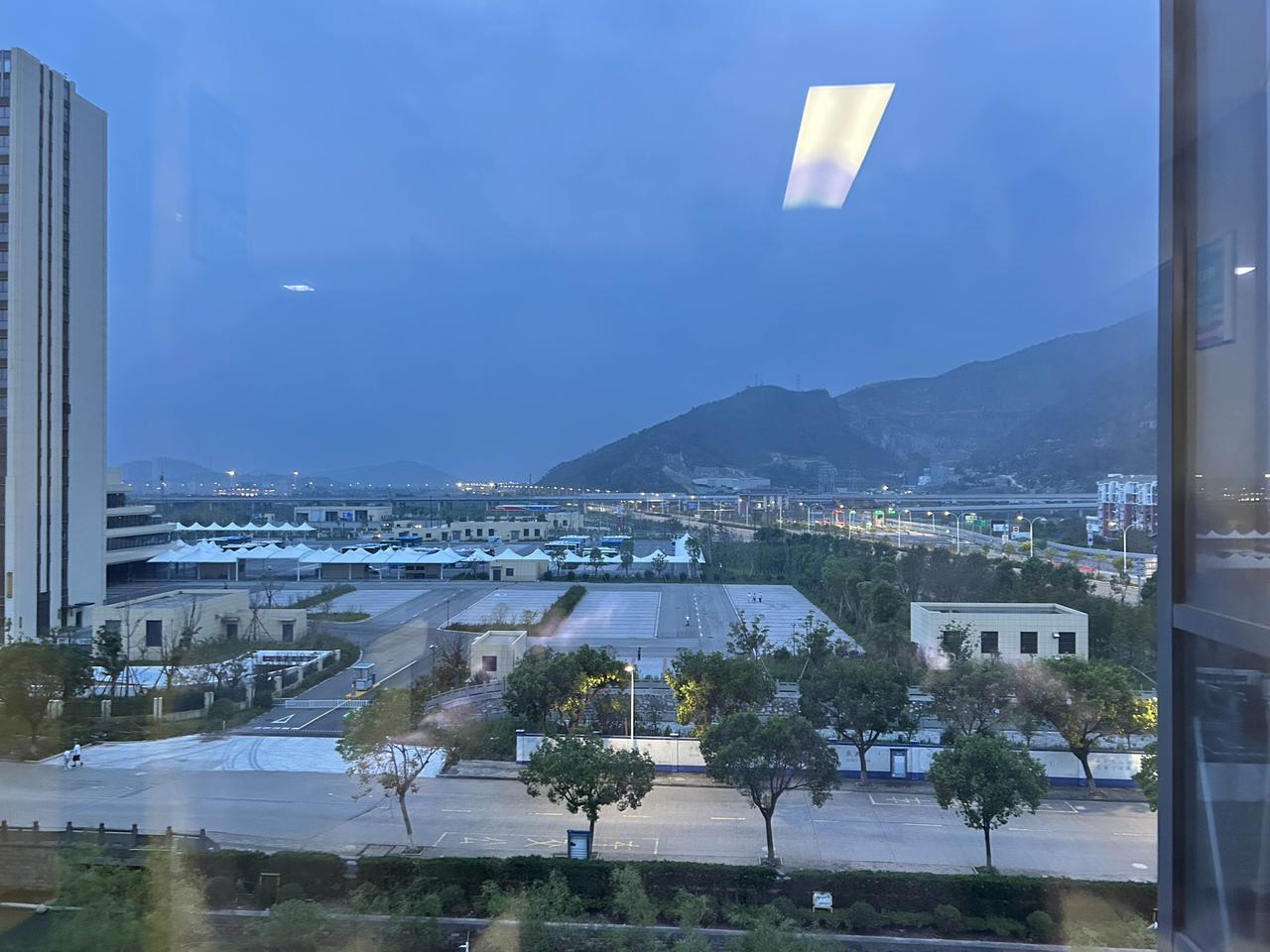 跑断腿才搞明白，原来咱特病是被两堵墙夹住了——医保政策说可以，大医院怕囤药不给开