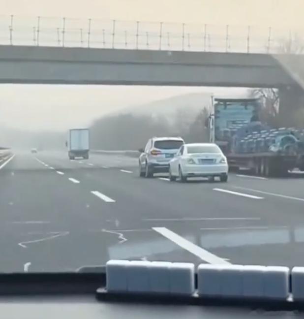 神操作，高速吸尾流....汽车跑高速大部分动力都在抵抗风阻，白车贴这么近吸...