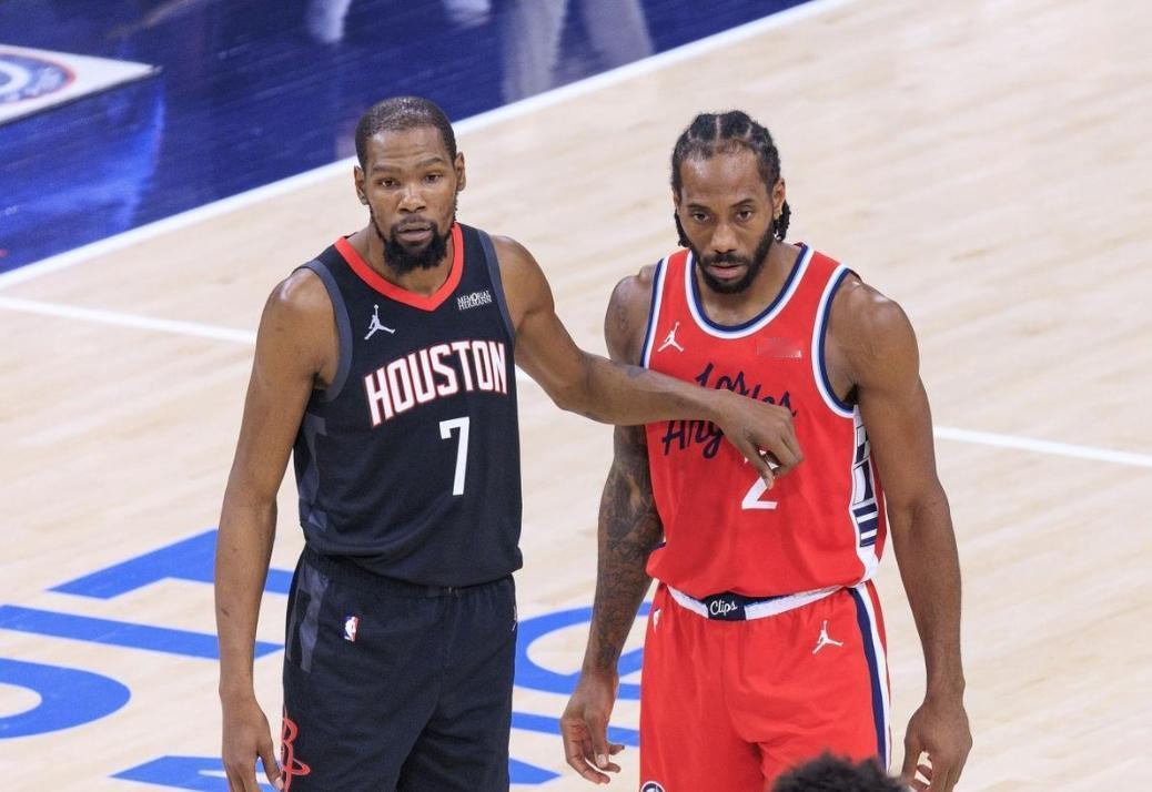 要是把杜兰特换成伦纳德，火箭会变得更强大。今日双方交手两人的表现如下：

伦纳德