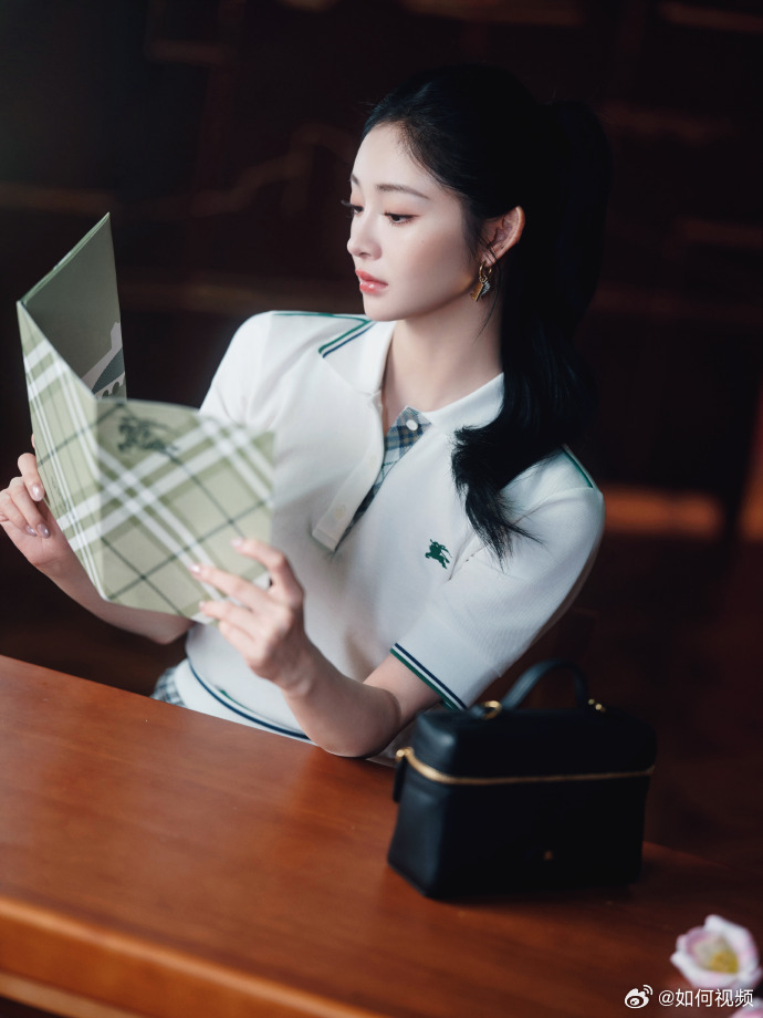 周洁琼小头小脸周洁琼完美的小头小脸 女娲炫技的颜值真的是值得全肯定，周洁琼小头小