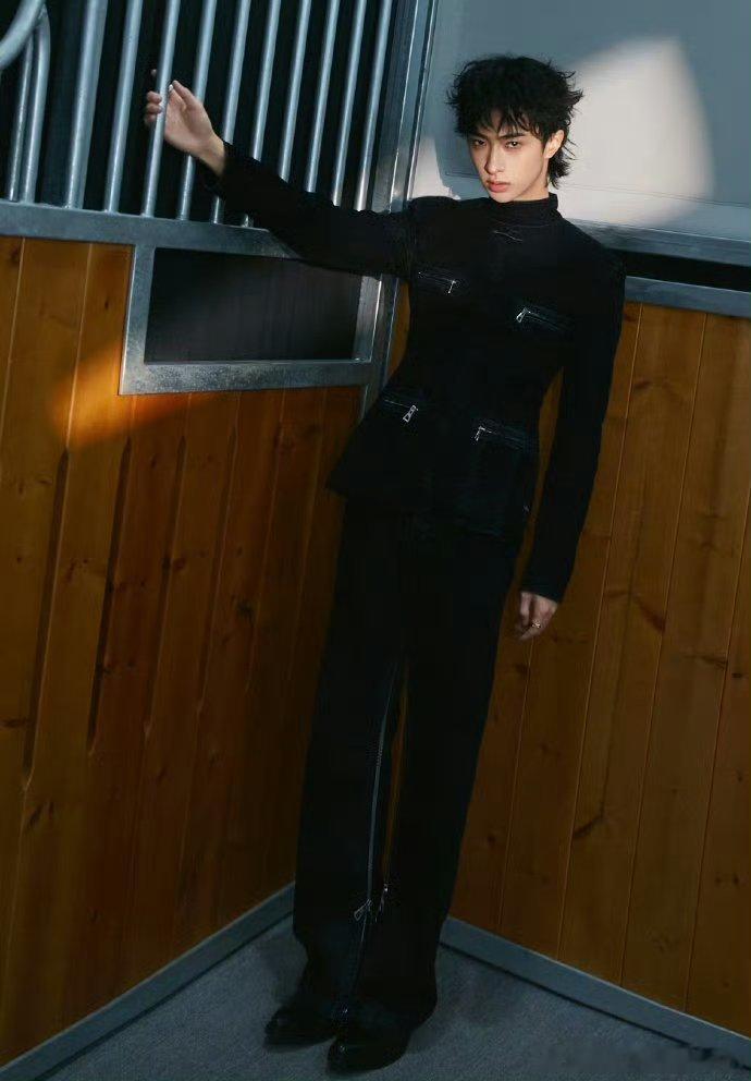 刘亦菲伊能静恩利后台拥抱原来恩利才是内娱社交悍匪啊这小子也太敢了吧，直接冲上去要