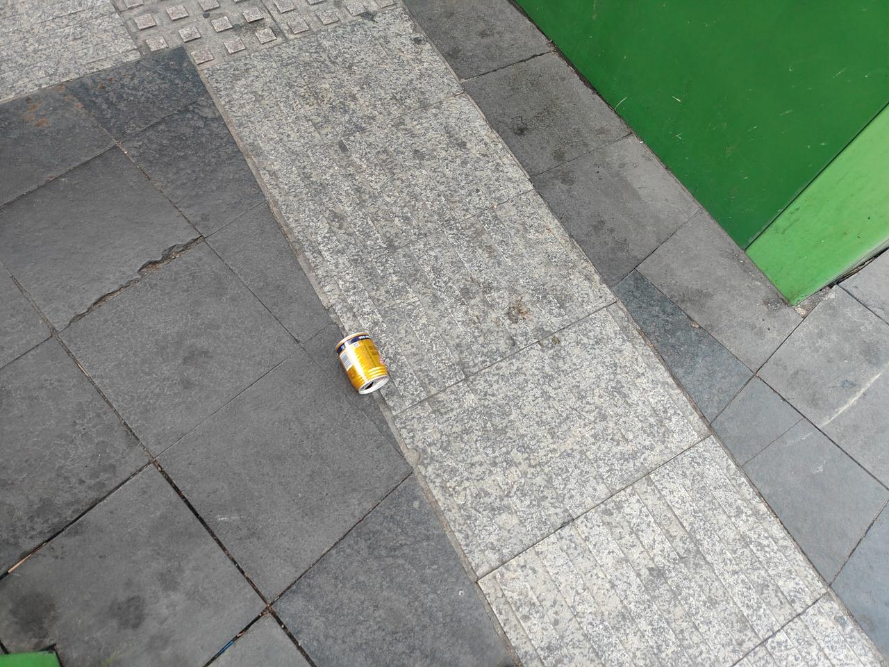 偶尔还是会遇见在街头随地扔易拉罐或者矿泉水瓶的。甚至从车内摇开车窗，扔到马路上的