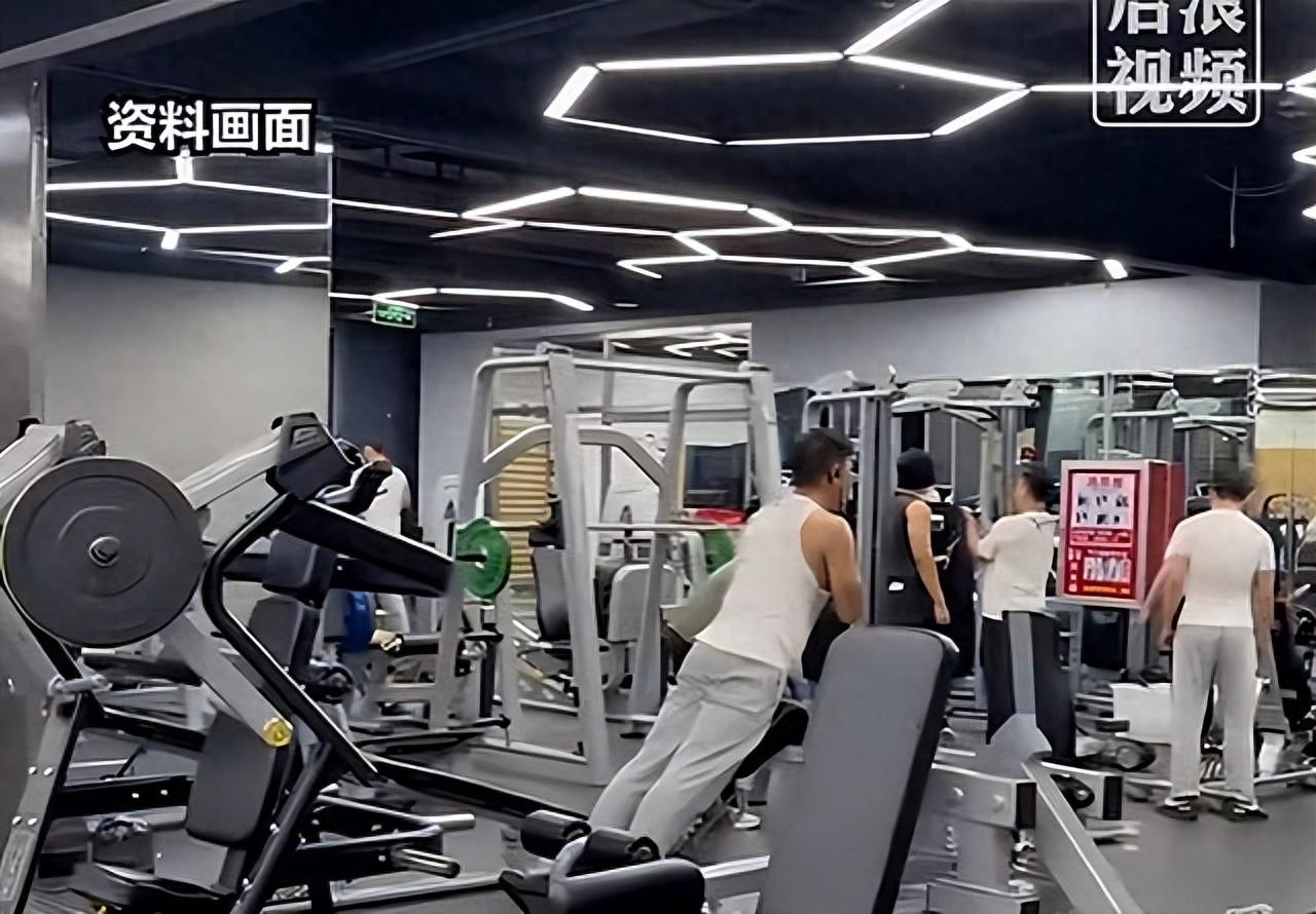 8月12日陕西西安，一对情侣办卡后去健身房锻炼，男生看女友动作不标准就上前指导纠