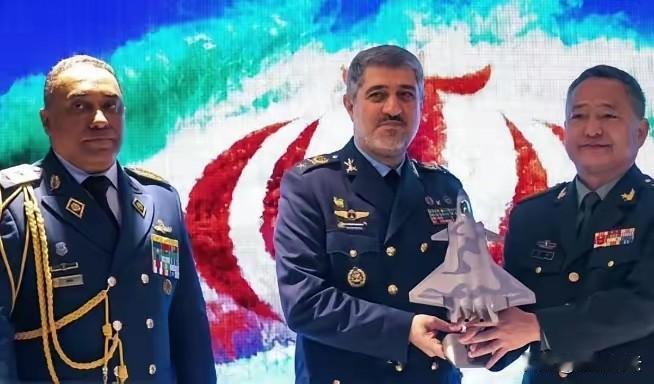 调兵遣将整整一个月，美军猛一回头，发现身后站着一支中国舰队！
当地时间2月12日