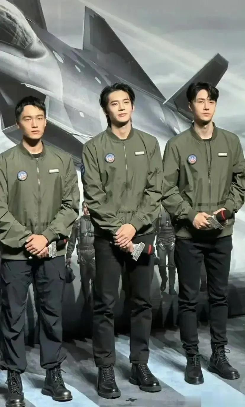 电影《封神》中姬发扮演者于适和王一博一比较，个子还不低。 ​​​