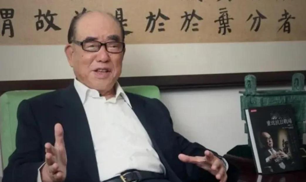 一次，郝伯村妻子的外甥董海龙从北京回到台湾后挖苦他：我爷爷在大陆离休快20年了，