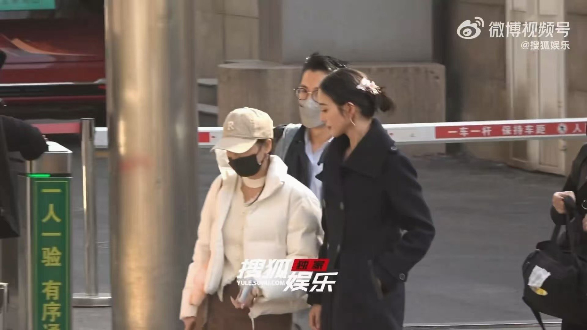 张钧甯盘发簪花 张钧甯亮相春晚备播录制，盘发簪花温柔大气，气质拉满！状态超好颜值