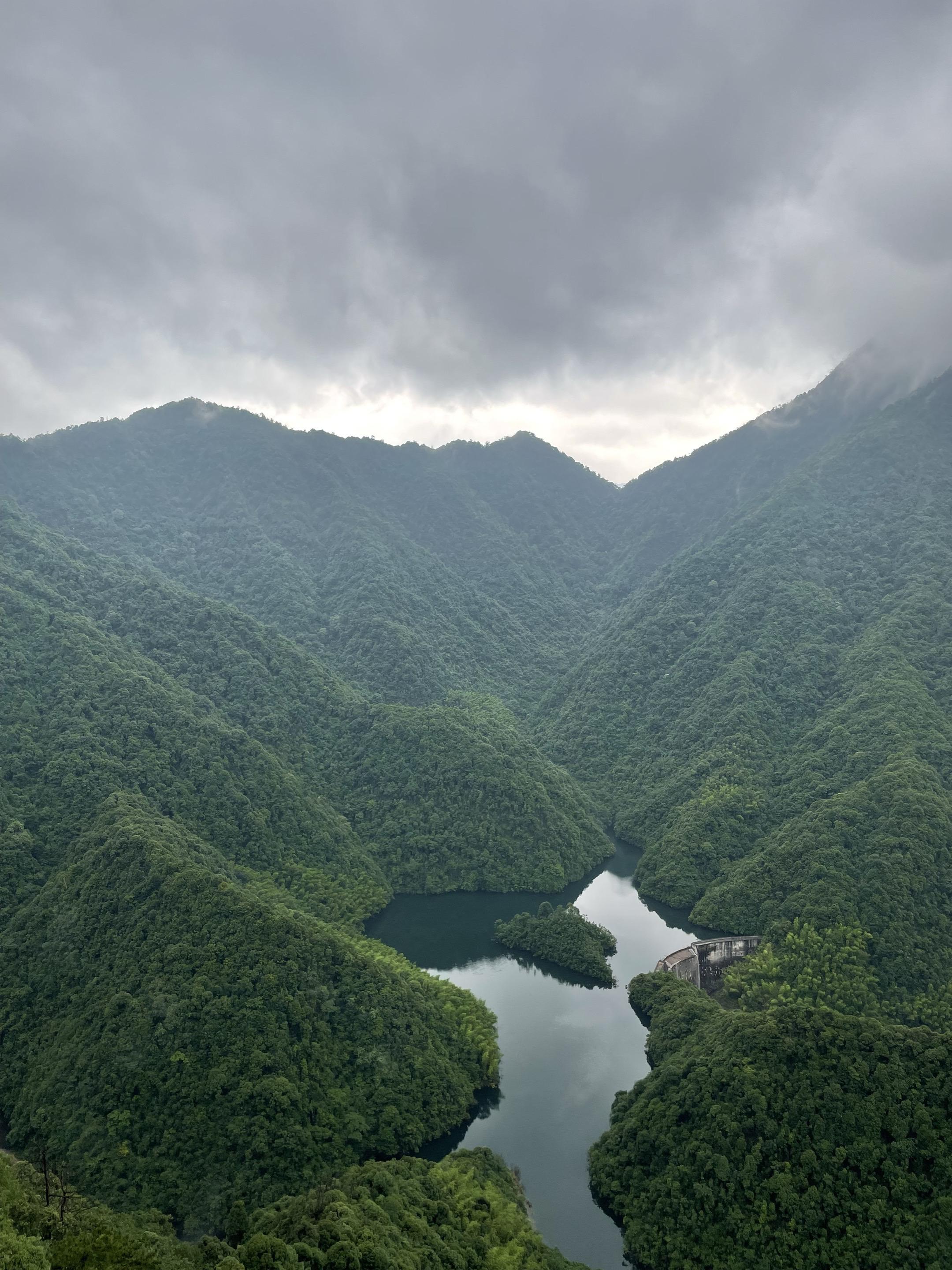 你以为你看的是风景，其实是借山河治愈内心。看过天地宽广，便不再困于方寸烦恼。