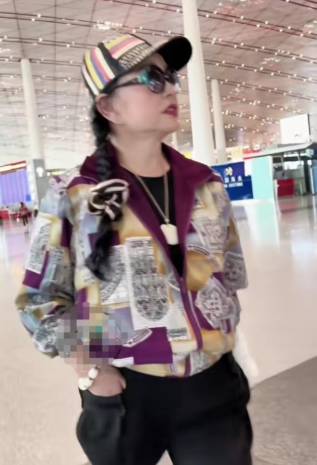 在网上，基本所有的人都说刘晓庆不会穿衣服乱穿衣服什么的，但这一次我觉得刘晓庆的穿