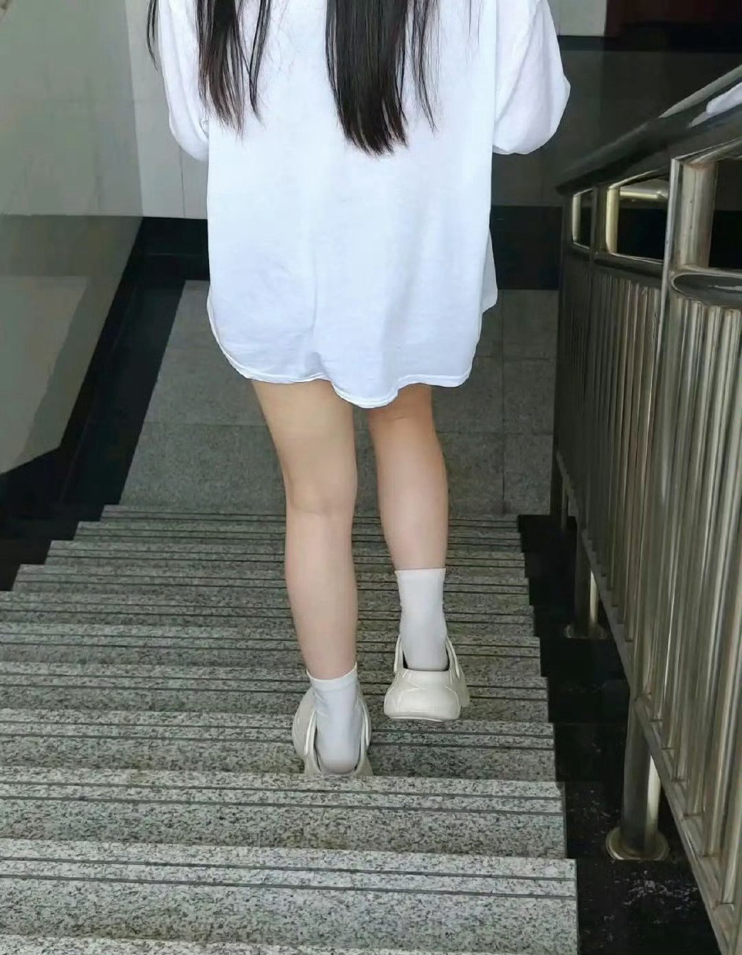 拖鞋里面穿袜子真的不尴尬吗 