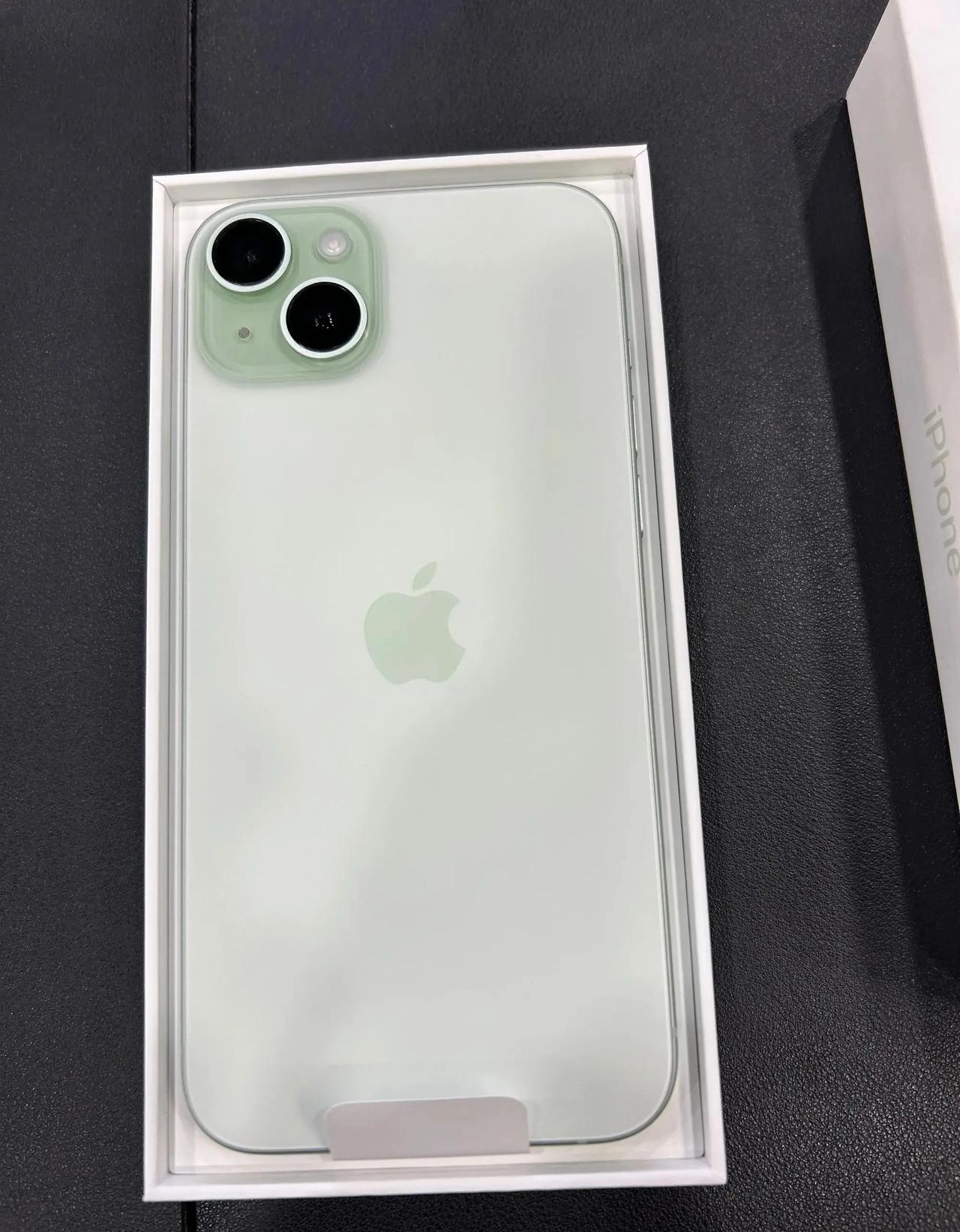 月入8000，竟然还是买不起iPhone15

月入8000，听着是不少了，但是