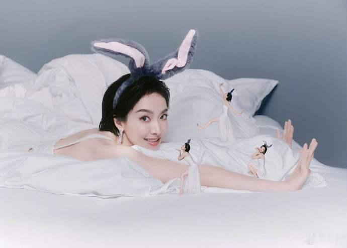 宋茜39岁庆生照宋茜露腰白纱吊带裙 晒39岁庆生照，头戴兔耳，身穿一袭露腰白色吊