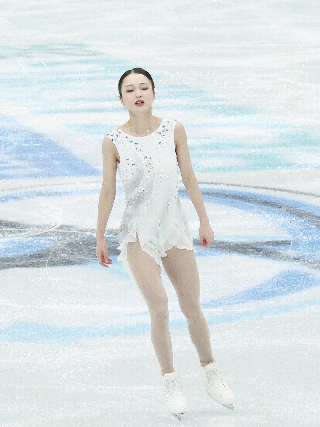 朱易送冬奥花滑队员出征礼物朱易的Vlog不仅记录了训练与比赛的珍贵瞬间，更定格了