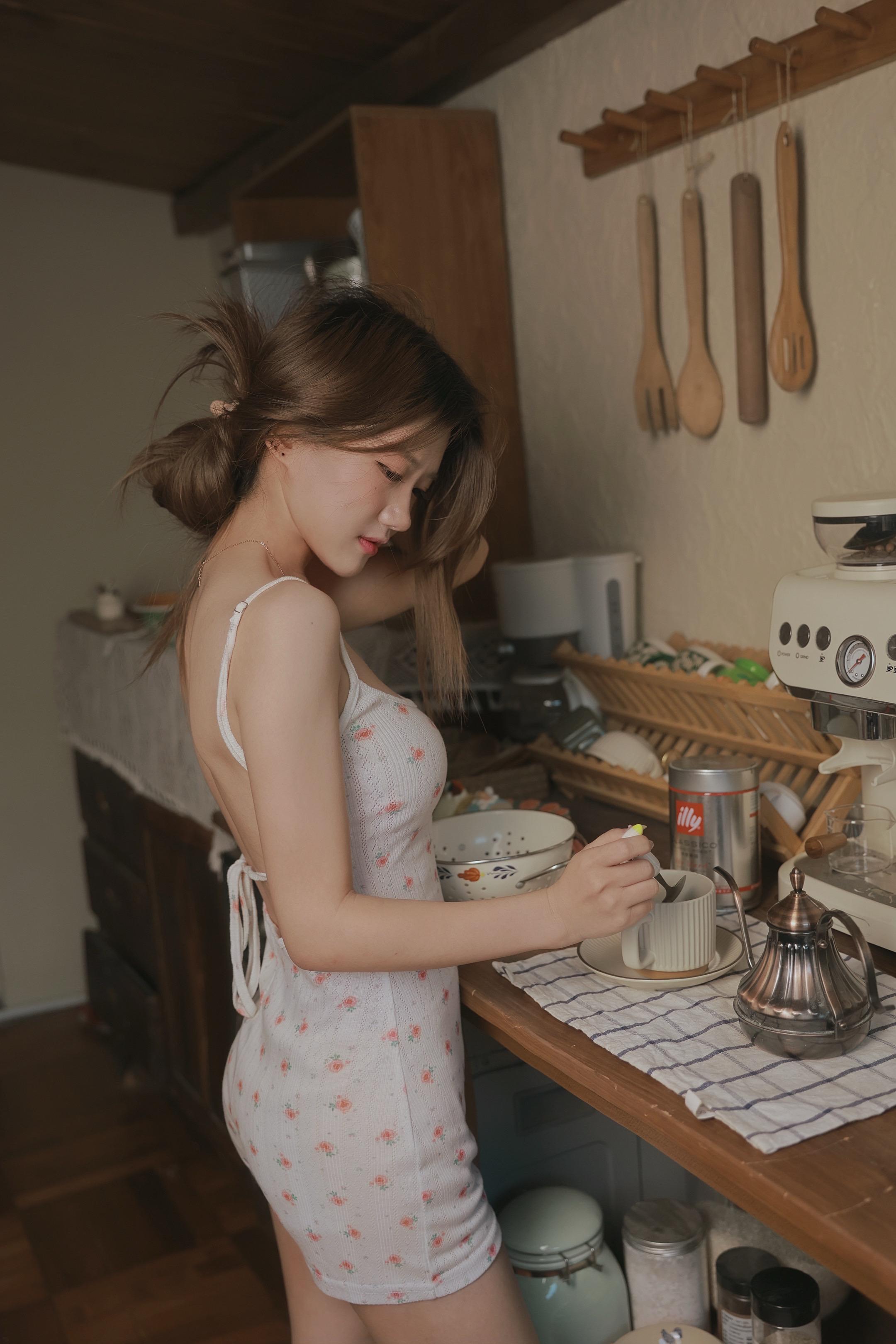 厨房小甜菜。亲爱的你躲在哪里发呆