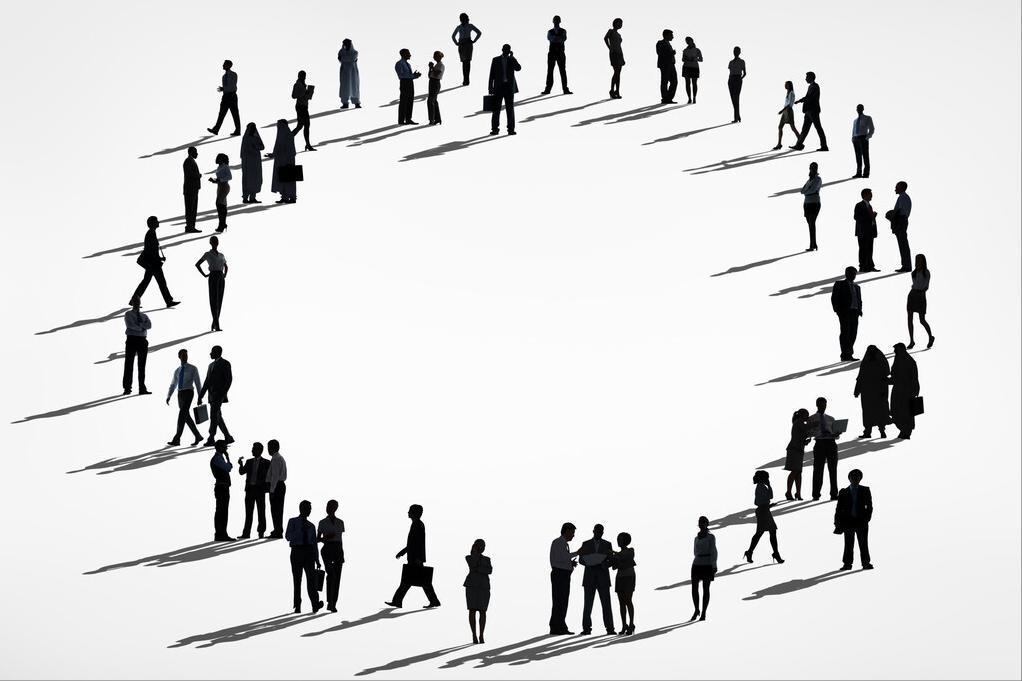 什么是心理越位？

越位最早是足球术语、在足球比赛里，一旦球员越位，进的球都不算