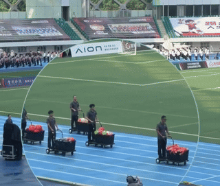 深圳球赛2轮3轮4轮全上场原来球赛入场还能这么玩，把通勤车队直接开进球场，别的赛