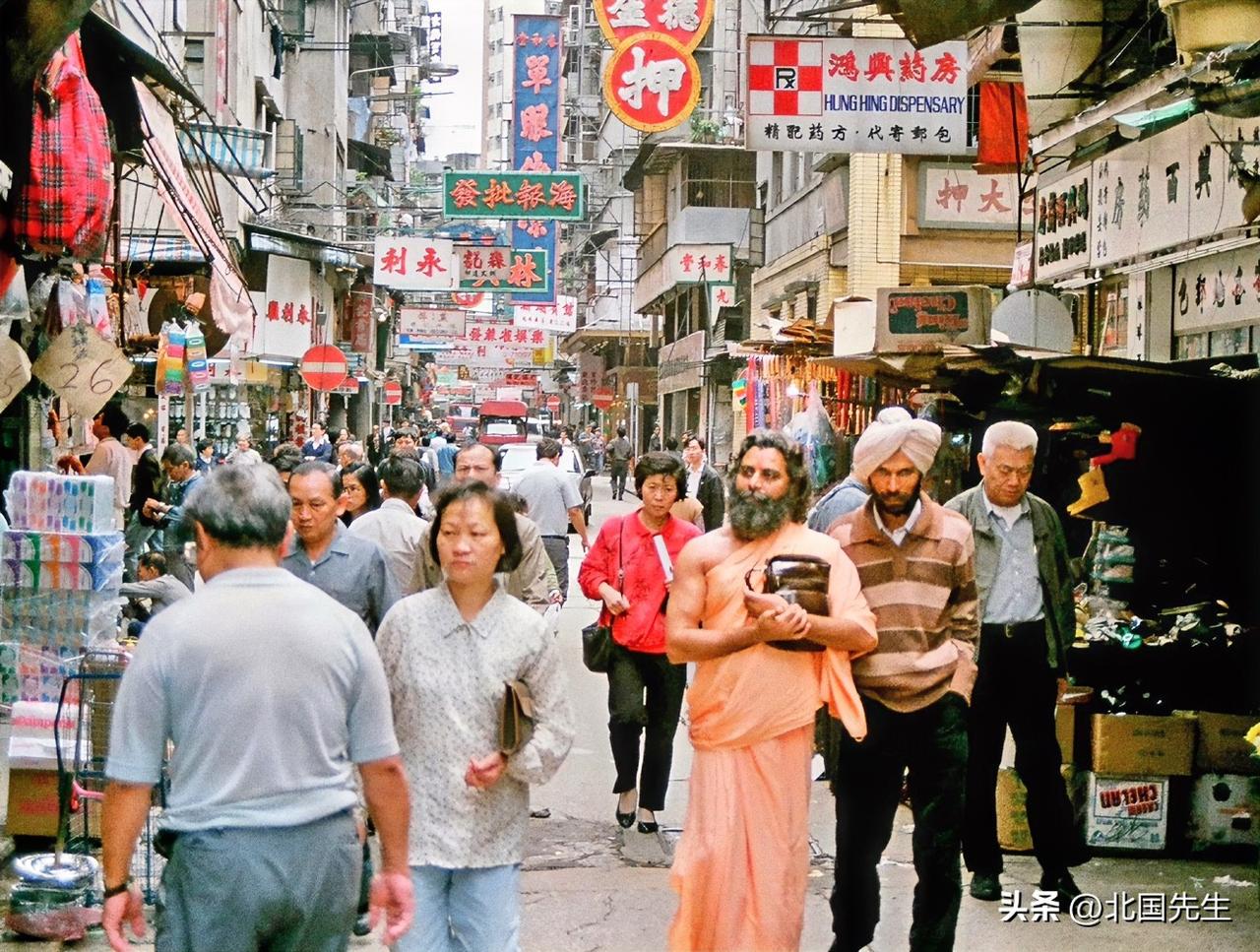 马尔克斯说：
灵魂之爱在腰以上，
肉体之爱在腰以下，
爱情从来不是真空里的完美童