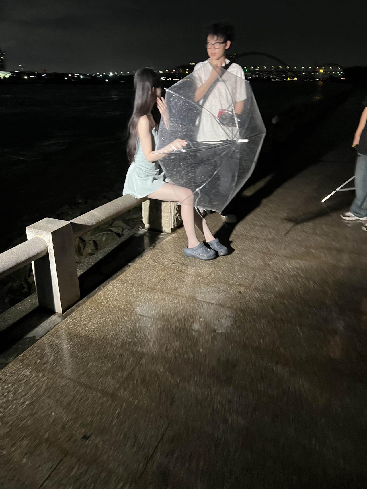 夏秋时节，珠江边上美女拍摄🎬