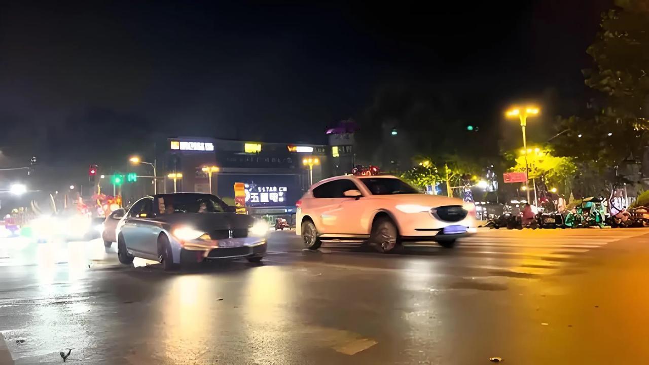 走在车流不息的马路上，
喧嚣的车辆带给行人的是急躁、烦闷，让本是疲惫的身躯更加疲