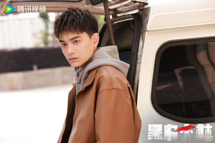 丁禹兮新剧饰演硬汉警察  丁禹兮黑白森林碎短发造型 丁禹兮在新剧饰演硬汉警察这一