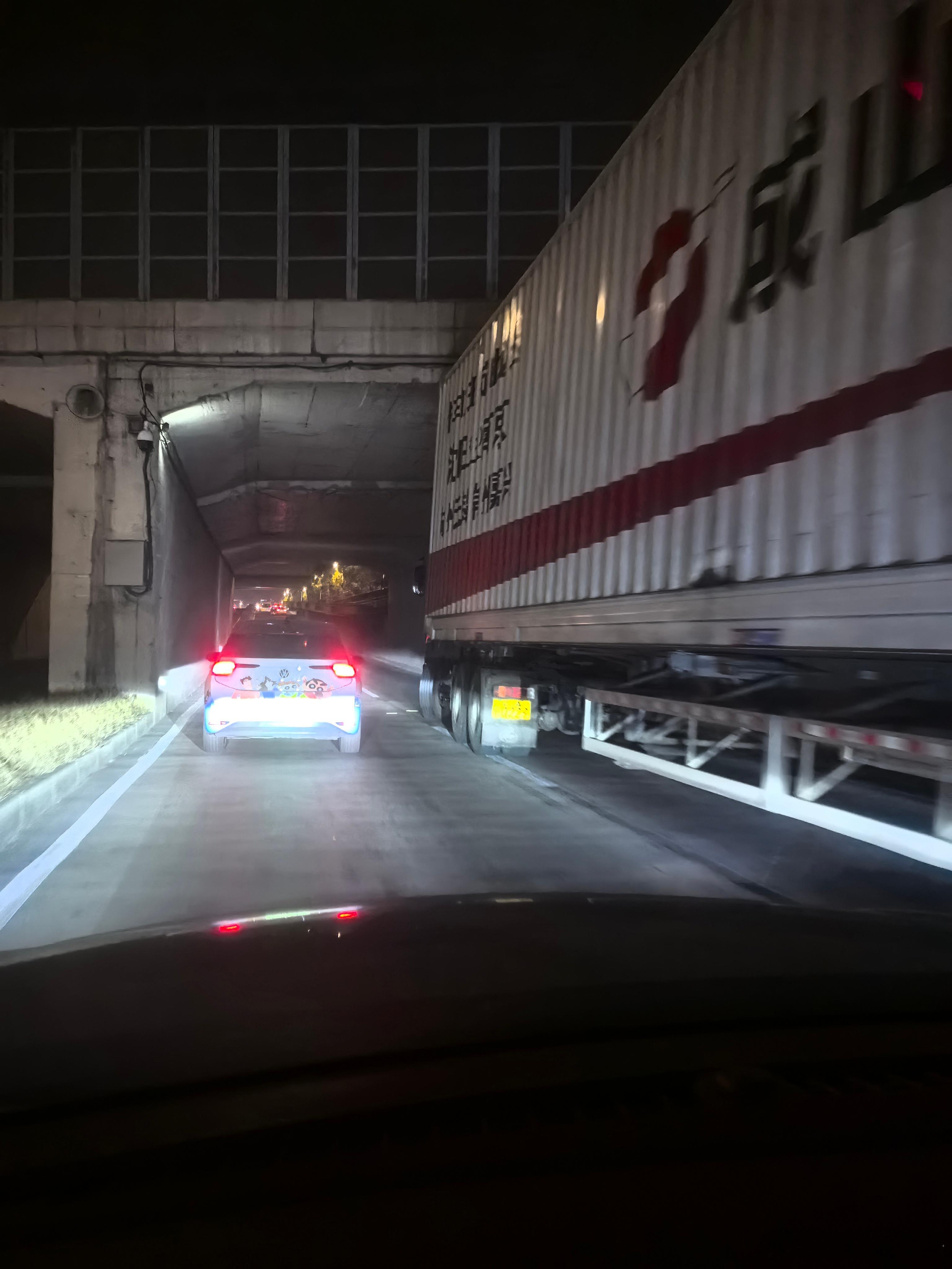 下班路上碰到一辆超高的卡车卡在涵洞口了，导致堵车堵了好几个路口而且上面是高铁🚄