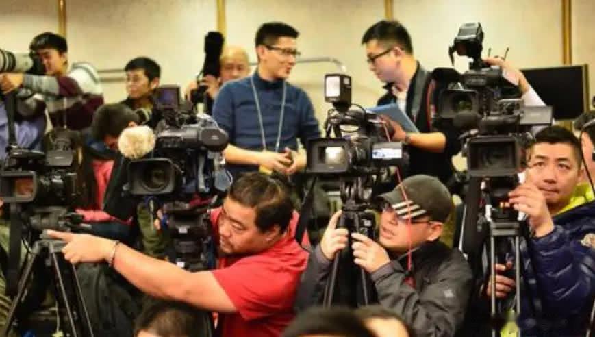 美国海军情报局局长在国会放了句话，底下的议员坐不住了。他说，中国正在用史无前例的