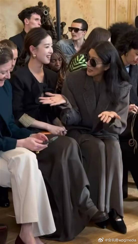 章泽天巴黎时装周看秀 听超模和纪梵希家族媳妇聊天近日，有网友拍到章泽天现身巴黎时